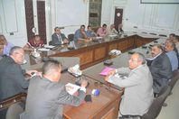 محافظ المنيا يجتمع مع ممثلى المحافظة