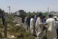 انقلاب سيارة على السكة الحديد .. وركاب القطار يساعدون في انتشال السيارة