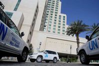 حافلات الأمم المتحدة التي تقل خبراء منظمة حظر الأسلحة الكيماوية في دمشق