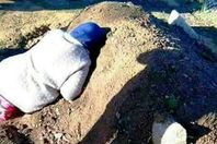 ام جزائرية تبكي على قبر ابنها