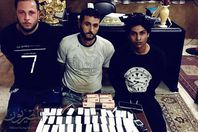 المتهمين وبحيازتهم المضبوطات