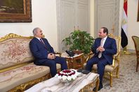 الرئيس عبدالفتاح السيسي واللواء خليفة حفتر (أرشيفية)