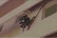 الشاب أثناء حمله الطفلة