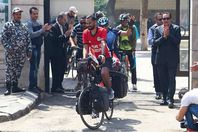 مصري ينطلق في رحلة إلى روسيا بالدراجة