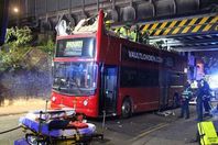 اصطدام حافلة بجسر - أرشيفية