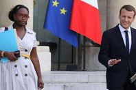 ماكرون يعين سيدة من أصل سنغالي متحدثة باسم الحكومة

