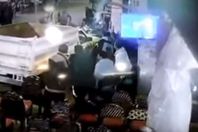 بالفيديو.. سائق يصدم مواطنين على المقهى