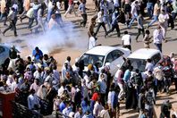 الشرطة السودانية تطلق الغاز على المتظاهرين في الخرطوم