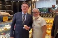 رئيس دولة يخالف قواعد الحظر.. يصافح ويحتضن مواطنيه