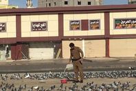 رجل أمن يشعل مواقع التواصل بسقيا " حمام المدينة"