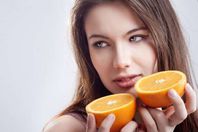 البرتقال والعسل للحصول علي بشرة مشرقة

