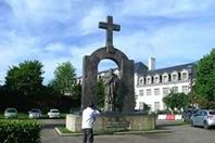 نجا بأعجوبة مع تمثال لبابا الفاتيكان.. حادث يفوق الخيال