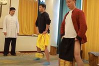 صينيون يعلقون الطوب في اماكن حساسة