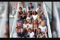 قليل البخت.. تصيب أطفالها الـ 17 بكورنا