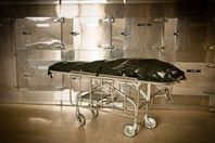 سيدة تعود إلى الحياة قبل دفنها