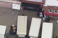 100 جثة متحللة داخل شاحنات بنيويورك