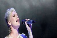 المطربة الأمريكية بينك