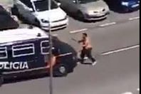 يسير عاريا ويحمل سيفين