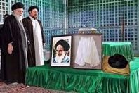 تقبيل "سروال الخميني" بمستشفيات إيران