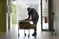 مسشفى يمنع إدخال مرضى كورونا المسنين العناية المركزة