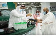 توزيع هدايا علي المعتمرين والمصلين في المسجد الحرام والمسجد النبوي
