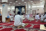 254765-التباعد-الاجتامعى-بين-المصلين-فى-الكويت