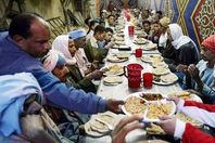 «موائد الرحمن» من أحمد بن طولون إلى فيفي عبده!