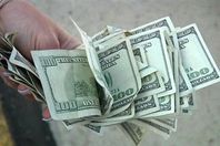 إصرار الدولار يحطم الجنيه