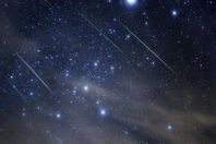 سماء القاهرة تشهد زخات شهب مساء اليوم