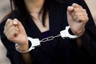 القبض على ربة منزل بتهمة سرقة «حديد تسليح»