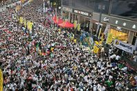 حاكم هونج كونج يعلن رغبته في التفاوض مع الطلبة المتظاهرين