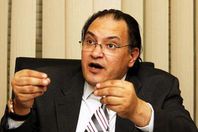 وصول حافظ أبو سعدة لمحكمة عابدين للتضامن مع «قلاش»