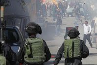 جيش الاحتلال يقمع مظاهرة بالخليل