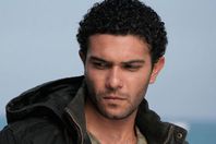 شاهد.. آسر ياسين وجده اللواء المتقاعد