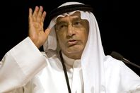 مستشار بن زايد: "العين بصيرة واليد قصيرة"  