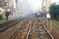 بالصور.. أهالي الإسكندرية يقطعون السكة الحديد