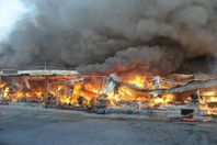 الحماية المدنية: السيطرة على حريق سوق الجمعة  ب ١٥ سيارة إطفاء