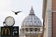 مطعم "ماكدونالدز" قرب الفاتيكان يثير الجدل