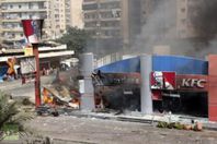 إصابة 3 من عمال كنتاكي الهرم بعد حرق المطعم بالكامل