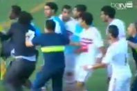 فيديو..لاعبو الزمالك يحاولون التعدي علي حكم مباراة مازيمبي