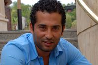 بالفيديو.. سيدة مسنة مغازلة «عمرو سعد»: يا قمر