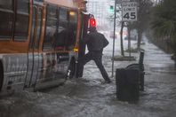 بالصور.. 4 قتلى في عاصفة قوية ضربت كاليفورنيا