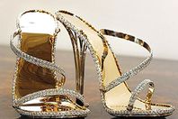 الإمارات تعرض أغلى حذاء في العالم بـ 3.1 مليون دولار