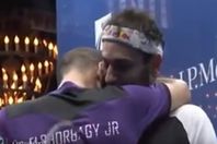 لاعب اسكواش مصري يبكي بعد الفوزعلى شقيقة الأكبر