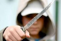 القبض على عامل انهال على زوجته طعنًا بالسكين