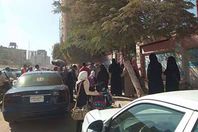 بالصور.. تجمهر أولياء أمور بسبب "ضرب" أبنائهم