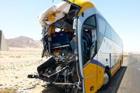 تصادم أتوبيس سياحي وإصابة شخصين بالغردقة