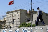 متظاهرون يرفعون الأحذية أمام السفارة التركية