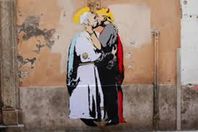 حقيقة القبلة الشيطانية لبابا الفاتيكان