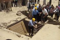 اكتشاف مقبرة تضم 28 مومياء بالمنيا